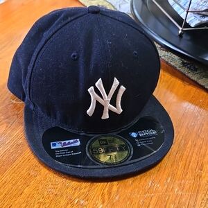 NEW WITH TAGS 59FIFTY NEW YORK YANKEES BASEBALL CAP. SIZE 7 3/8